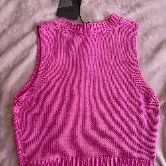 Fantastic knit sleeveless sweater. NWT - Picture 2 of 5